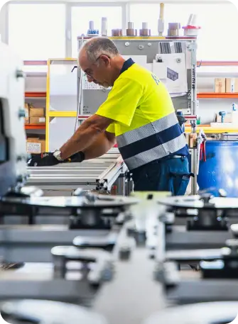 Un hombre trabajando